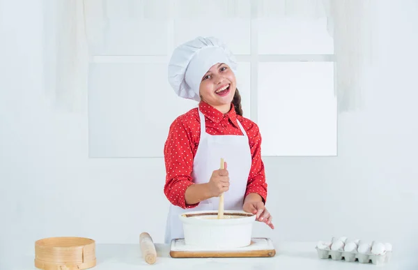 Sourire adolescent fille dans chef uniforme cuisine et cuisson, boulangerie — Photo