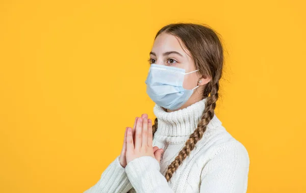 Menina doente criança em máscara de proteção durante covid19 surto pandêmico, meditando — Fotografia de Stock