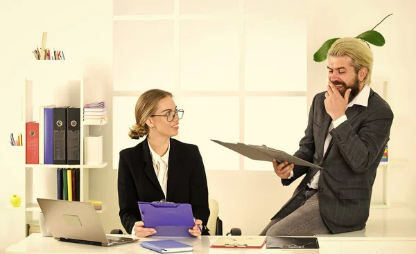 Buen trabajo. hombre de negocios y asistente de secretaria buscar documentación. jefe y empleado. una asociación exitosa. una lluvia de ideas entre hombres y mujeres en la oficina. concepto de colaboración y team building — Foto de Stock