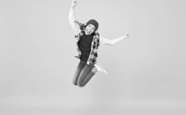 Mutlu olmak istiyorsan, ol. Mutlu çocuk sarı arka plan atlayışı. Enerjik kız müziğe geçti. Kulaklık teknolojisi. Modern hayat. Mutlu dans