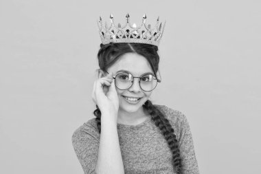 Görünüşümü ön plana çıkarıyorum. Balo kraliçesinin güzel görünüşü. Vogue görünümlü küçük çocuk. Lüks mücevherler. Moda gözlüğü ve modaya uygun gözlükler. Güzellik salonu. Yarını bekle.