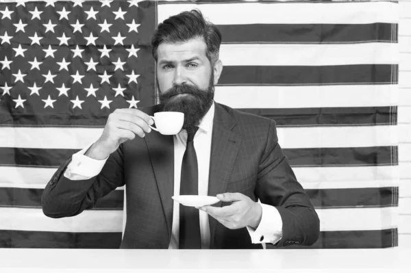 Podnikatel formální oblek pohledný muž pije kávu, energie nabíjení koncept — Stock fotografie