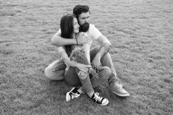 Casal despreocupado no amor abraço relaxar no parque, conceito de dia da juventude — Fotografia de Stock