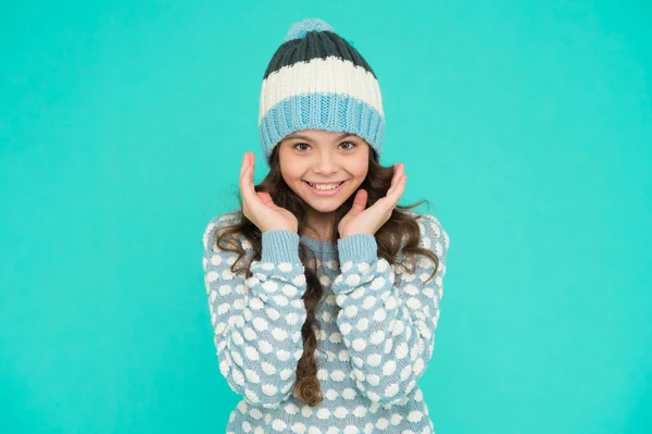 Menina adolescente feliz em camisola de malhas e chapéu tem cabelo encaracolado longo, roupas quentes — Fotografia de Stock