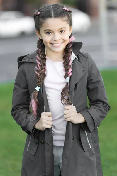 Lány fonott haj stílus rózsaszín kanekalon. Ragyogó részletek. Kislány aranyos fonat visel sötét kabátot természet háttér. Kanekalon szál fonott aranyos gyermek. Modern frizura koncepció — Stock Fotó
