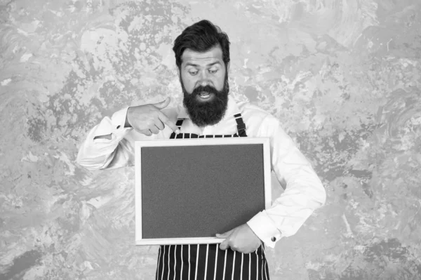 Mann gut aussehende Hipster Café Barista mit Tafel Kopierraum, Liste der Mahlzeiten Konzept — Stockfoto