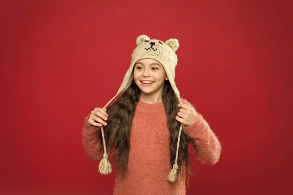 Мені подобається цей капелюх. Затишне зимове вбрання для дітей. святкові заходи на відкритому повітрі. сезонна охорона здоров'я. маленька дитина готова до зими. щаслива маленька дівчинка в капелюсі. дитяча мода. Теплі кінчики в'язання — стокове фото