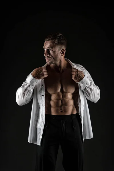 Фитнес-мужчина показать шесть пакетов ABS торс в открытой рубашке формальный стиль черный фон, бизнес — стоковое фото