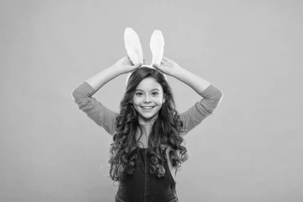 Wo der Osterhase herkommt. Glückliches Kaninchen. Kleine Mädchen tragen Hasenohren. Schönheit Look von Baby-Kaninchen. Kleine Kinder feiern Ostern. Mode und Stil. Feiertagsfeier. Frühlingszeit — Stockfoto