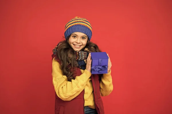 Tienda online. felicidad infantil. Bonita compra. chica con la caja de regalo de año nuevo. Felices vacaciones de invierno. niña tejida sombrero y bufanda. Feliz navidad. humor fiesta de Navidad. compras de invierno ventas — Foto de Stock