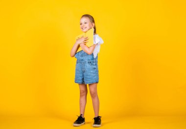 Ders çalışmaya hazır, notları olan mutlu çocuk.