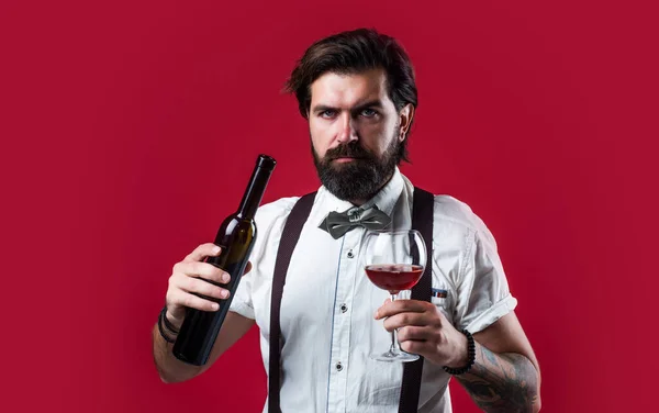 Elegant brutal man i formella kläder har preparerat hår dricka vin, bartender — Stockfoto