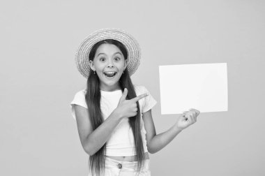 İnanılır gibi değil. Yaz indiriminde ekstra indirim. Yaz tatili davetiyeleri. Çocuk yaz kampı ve festival aktiviteleri. Reklam için kopyalama alanı. Moda şapkalı küçük kız. yaz moda trendleri