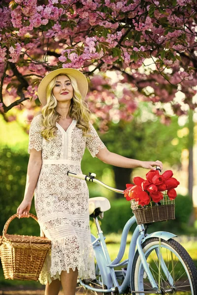 Bisiklete binmek. Kız ve sakura çiçeği. Çevre taşımacılığı. Bisiklet Turları. Doğayla bütünleşti. Eko yaşam tarzı. Bahçeye bir gezi. Atletik kadın retro bisiklet sürüyor. Bisikletle seyahat et. Bahar tatili