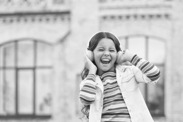 Happy energická dívka poslech hudby moderní sluchátka, hudební aplikace koncept — Stock fotografie
