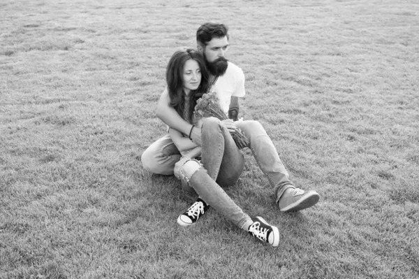 Preciosa pareja abrazo relajante en prado verde, concepto de vacaciones de verano —  Fotos de Stock