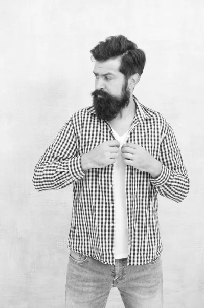 Aussi individuelle que vous. Homme barbu dans un style décontracté. Magasin de vêtements pour hommes. Mode décontractée. Tendance moderne. Style tendance. Armoire tous les jours. Un salon de coiffure. Salon de coiffure. Il a l'air en forme. — Photo