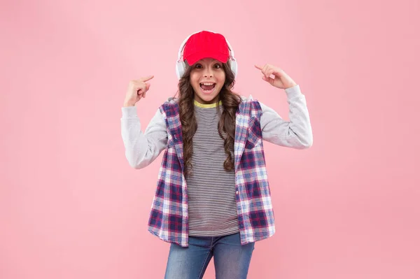 Chica adolescente feliz en gorra y auriculares. estilo casual de moda infantil. niño alegre escuchar música. — Foto de Stock