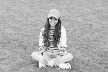 Boş zaman harcamak. Güzellik ve moda. Parktaki güzel öğrenci kız. Şirin, kendine güvenen liseli kız yeşil çimlerde rahatlıyor. Mutlu çocukluk. Okula dönüyorum. Küçük kız gündelik kıyafetler giyiyor.