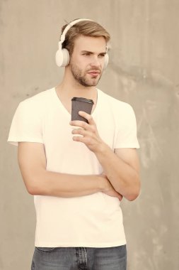 Mükemmel latte. Günlük kafein miktarı. Müzikle yürümek. Yerel kahve dükkanlarını destekleyin. Yakışıklı adam kağıt bardak yapmak için kahve içer. Kafe konsepti. Kahve dükkanı. Adam taze sıcak kahvenin tadını çıkarıyor.