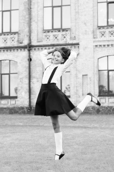 Bonito sorrindo confiante estudante saltando. sentido de liberdade. de volta à escola. Estudante inteligente alegre. Fim do ano letivo. estudante adolescente com cabelo encaracolado morena. olhar encantador — Fotografia de Stock