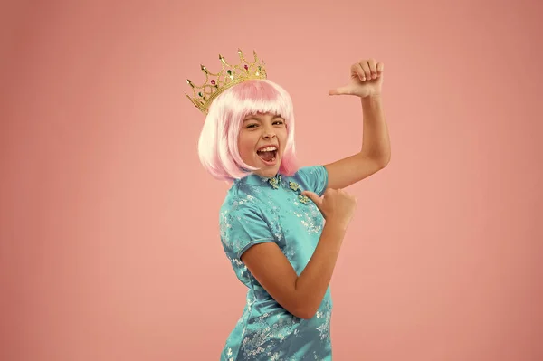 해피걸 왕관 핑크 배경. 코로나 테의 상징. 중국에서 만든 코로나 바이러스야. 기모노를 입은 중국아이. 공주님 손가락. 그녀의 재판 휴가. 호화 로운 여왕이군. 어린 아가씨가 상을 받았어 — 스톡 사진
