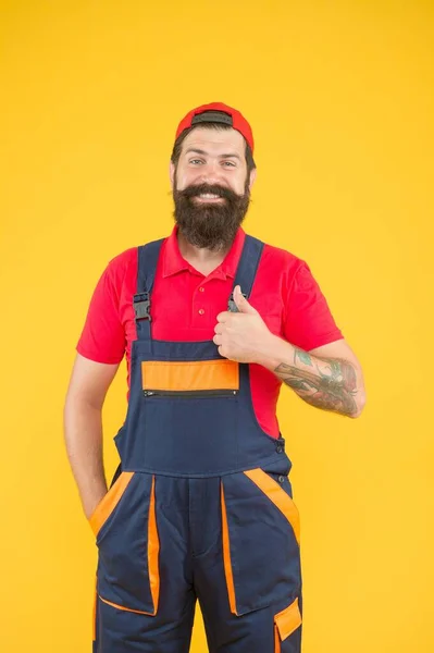 Homem barbudo brutal em serviço mecânico trabalho uniforme como encanador qualificado, entrega — Fotografia de Stock