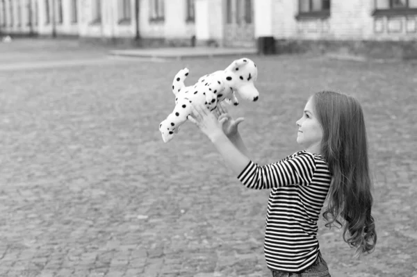 Viaţa plină de distracţie. Copil fericit juca cu jucărie câine în aer liber. Bucură-te de joacă. Joacă-te şi distrează. Copilăria distractivă. Timp liber și liber. Jocuri active. Vacanţă de vară. Ziua internațională a copiilor, spațiu de copiere — Fotografie, imagine de stoc