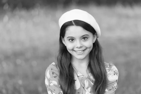 Crece sonriendo. Niño feliz con la cara sonriente alegre al aire libre. Niña feliz sonriendo con mirada de belleza. Sonrisa saludable comienza con el niño. Higiene dental. Odontología pediátrica. Sigue sonriendo. —  Fotos de Stock