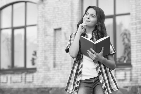 Kniha na tebe čeká. Šťastná obálka dětského pořadu. Školní knihovna. Lekce literatury. Čtu si vzdělání. Učení knih. Den znalostí. Je třeba číst, kopírovat mezeru — Stock fotografie