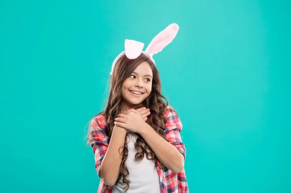 幸せなイースター子供女の子身に着けています耳のためにウサギ狩りでイースター休暇,満足 — ストック写真