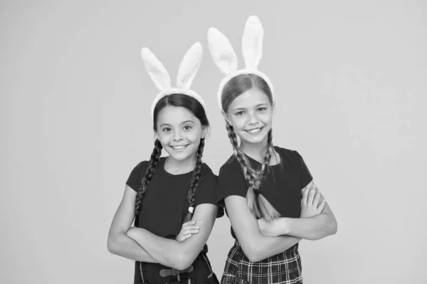 Güzel tavşancık. Eğlence ve olay konsepti. Bahar tatili. Tavşan kulaklı çocuklar. Aile ve kardeşlik. Küçük okul kızları uzun tavşan kulaklı aynı okul üniforması. Mutlu Paskalyalar — Stok fotoğraf
