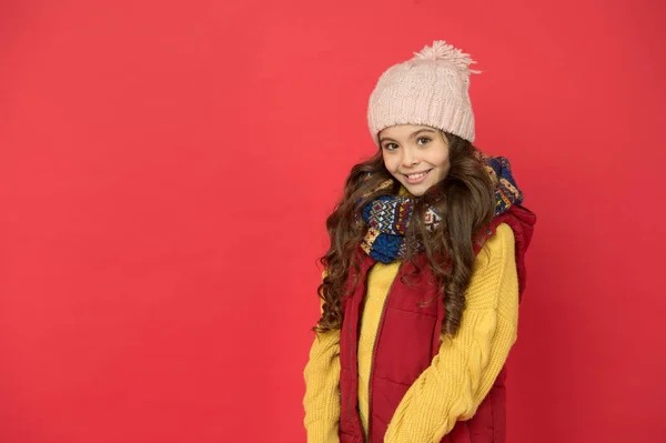 Chica adolescente feliz usar ropa de invierno caliente, espacio de copia, compras — Foto de Stock