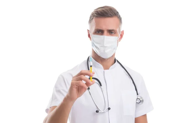 Θεραπευτής υγείας με ιατρική μάσκα προσώπου που συγκρατεί σύριγγα για θεραπεία με covid- 19, ενέσιμη — Φωτογραφία Αρχείου