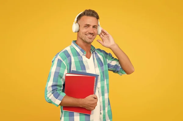 Online courses for remote learning during quarantine. Best online learning platforms to explore. Man listening online lecture. Adult student listen music. Guy wear headphones. Infinity learning — Stock Photo, Image