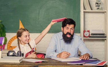 Ders çalışmak eğlencelidir. Öğretmen ve liseli kız. Babamla evde eğitim. Çocukla birlikte sakallı pedagog çalışması. Ödül ve ceza prensibi. Çalışmaya yardım. Disiplin ve terbiye