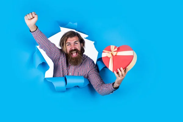 Boldog érett szakállas fickó hosszú haj ajándék doboz ünnep, vásárlás — Stock Fotó