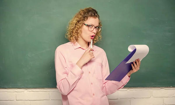 Meisjesleraar bij privéles. Het opstel schrijft. leraar met documentenmap. rapportageproject. terug naar school. denkende student met bril op schoolbord. Volgend schooljaar. Meisje voor te bereiden op examens — Stockfoto