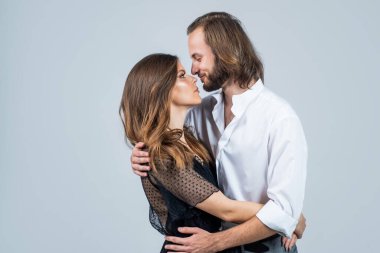 Aşık mutlu çift kucaklaşır ve öpüşür, romantik ilişkiler