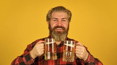 Aziz Patrick Günü konsepti. Futbol izlerken eğleniyorum. Vahşi sakallı erkek camdan bira içer. Bira barı. Barmen ya da barmen. Eğlence için. Adam bir bardak bira tutuyor. hippi bar tezgahında