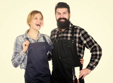 Birlikte yemek pişirmek. Birbirine aşık bir çift barbeküye hazırlanıyor. Erkek sakallı adam ve kız ızgara beyaz arka plan için hazır. Piknik ve barbekü. Arka bahçe barbekü partisi. Amerikan yemek geleneği