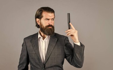 Saçları sihirli gösteriyor. Kuaför saç stili yapar. Hipster 'ın moda portresi. Uzun siyah sakallı ve bıyıklı yakışıklı bir adam. Kuaförde saç ve sakal tımar etme ustası