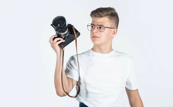 Teen chlapec nosit bílou ležérní košili s retro fotoaparátem izolované n bílá, fotografie — Stock fotografie