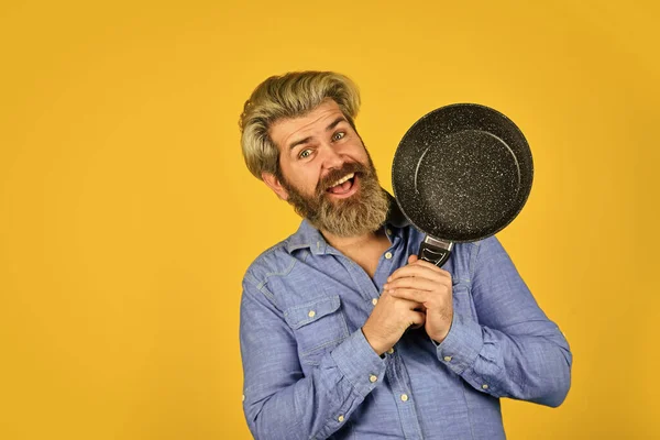 Meilleure qualité. portrait de cuisinier barbu avec des outils de cuisine. barbu homme tenir la casserole. cuisiner préparer la nourriture dans la cuisine. mari en cuisine. Cuisine concept de nourriture. Tenez la poêle. Aliments biologiques — Photo