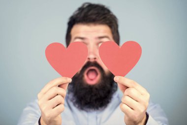 Sakallı ve bıyıklı, romantik bir adam. Sevgiyi hissetmek. Çıkma ve ilişki kavramı. Aşkta mutlu. Aşk inanılmazdır. Sevgililer günü kartı olan sakallı bir hippi. Aşkı kutla.
