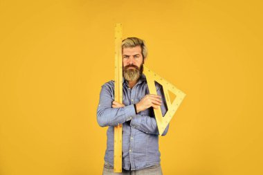 Okul eğitimi. İlginç bir bilmece. Çözüm bul. Bedava eğitim. Geometri öğretiyorum. Sakallı adam cetvel kullanıyor. Eğitim konsepti. Okul dersleri. Eğlenerek ders çalışmak. Ölçüm aracı. Öğretmen sapı