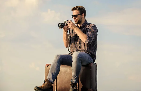 Fyll de där passagesman turist reportern. Resenären väntar på bilen. manligt mode. Det ser trendigt ut. macho man med kamera på bagage. Fotograf i glasögon. fånga äventyr. journalist — Stockfoto