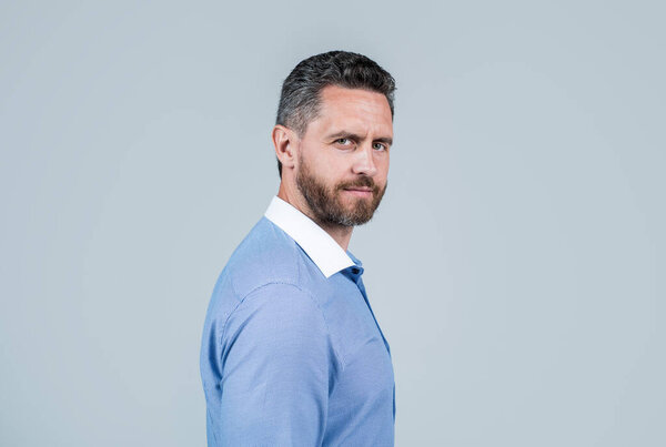 уверенный в себе бизнес-босс или юрист с бородой и щетиной, деловой модой