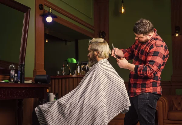 Conceito de beleza masculina. barbear. Cabeleireiro na barbearia. homem no salão de cabeleireiro com corte de cabelo hipster. barba e bigode. Cabeleireiro profissional no interior da barbearia. Retrato de barba de homem elegante — Fotografia de Stock