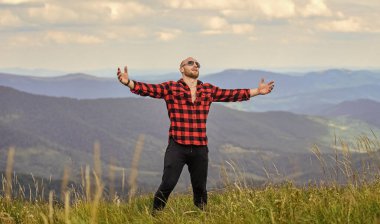 Güçlü ve özgür. Kovboy açık havada. Dağ manzaralı bir adam. Kamp ve yürüyüş. Taşra konsepti. Çiftlikte çiftçi. seyahat macerası. Hipster modası. Kareli gömlekli seksi maço adam.